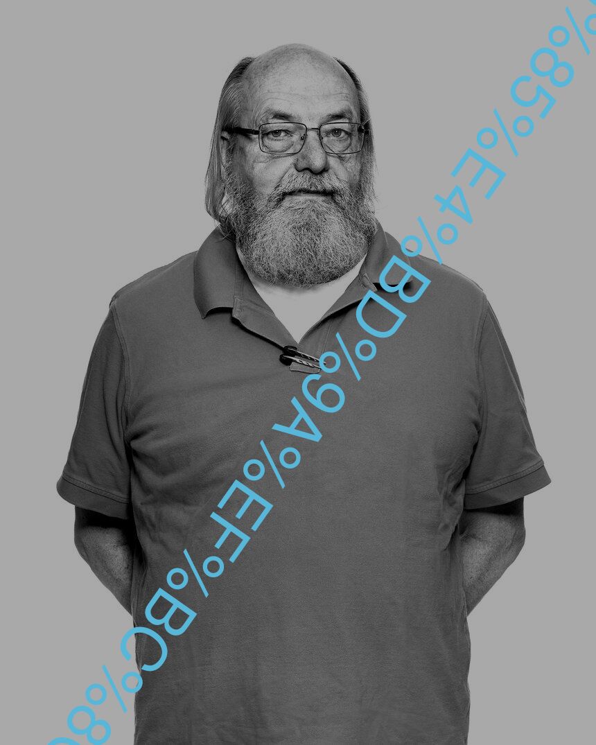 孫子曰：凡先處戰地而待敵者佚，後處戰地而趨戰者勞。故善戰者，致人而不致于人。能使敵人自至者，利之也；能使敵不得至者，害之也。故敵佚能勞之，飽能飢之，安能動之。 These